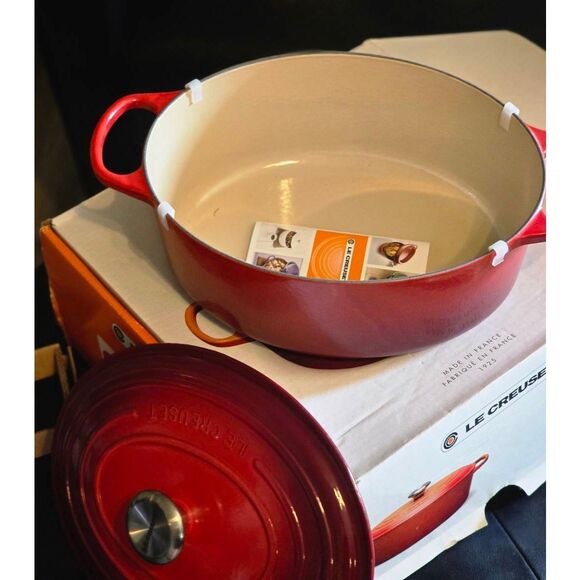 Le Creuset Signature Oval 6 3/4QT Casserole- Cerise - Picture 13 of 15